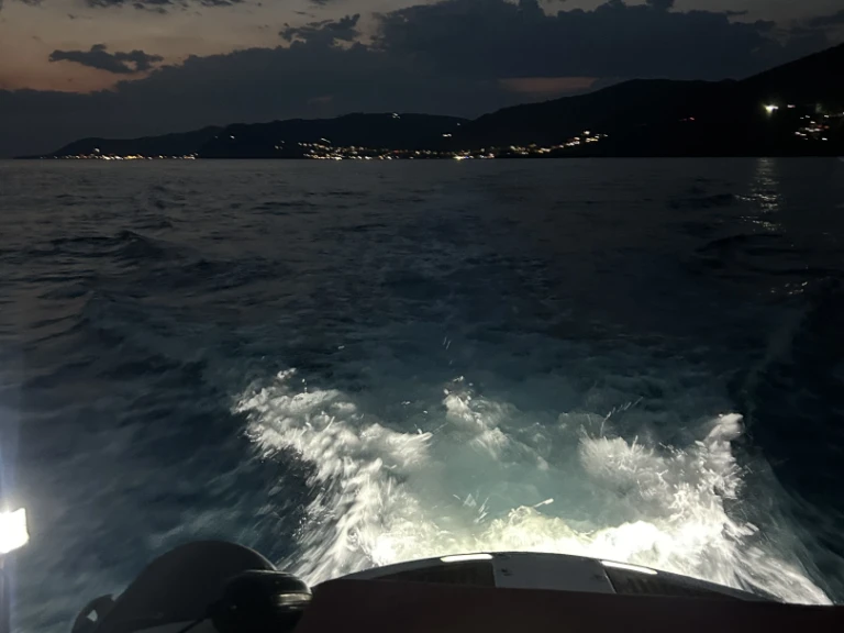 Noleggio a Castellammare di Stabia – Pirelli Pzero 880 Sport su SamBoat