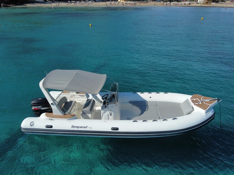 Capelli Tempest 750 da affittare a  Santa Eulària des Riu