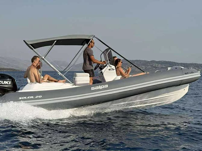 Noleggio Gommone Salpa con patente nautica