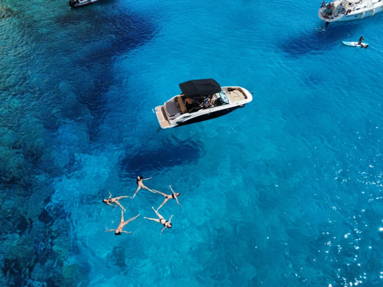 Barca a motore a noleggio a Mílos al miglior prezzo