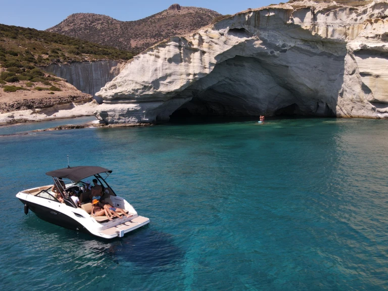 Noleggiare una Sea Ray SDX 250 a Mílos