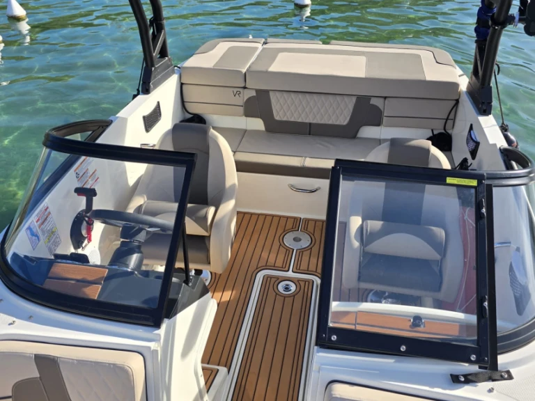 Bayliner VR4 da affittare a  Annecy