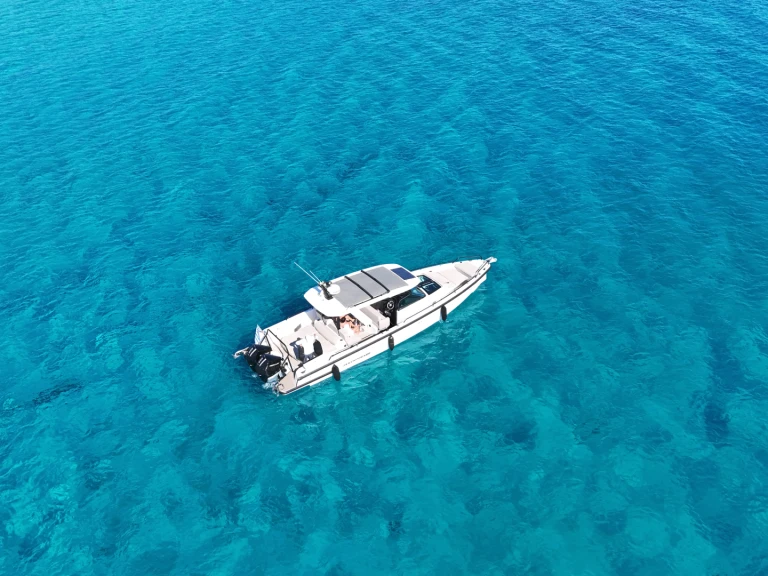 Noleggio Barca a motore Axopar con patente nautica