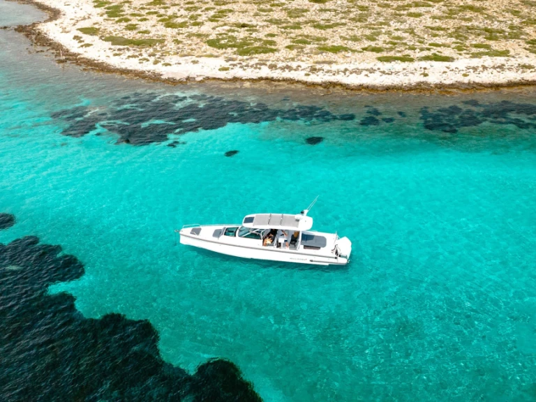 Noleggio Barca a motore Axopar con patente nautica