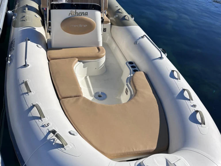 Noleggiare una Zodiac Medline 550 a Pietrosella