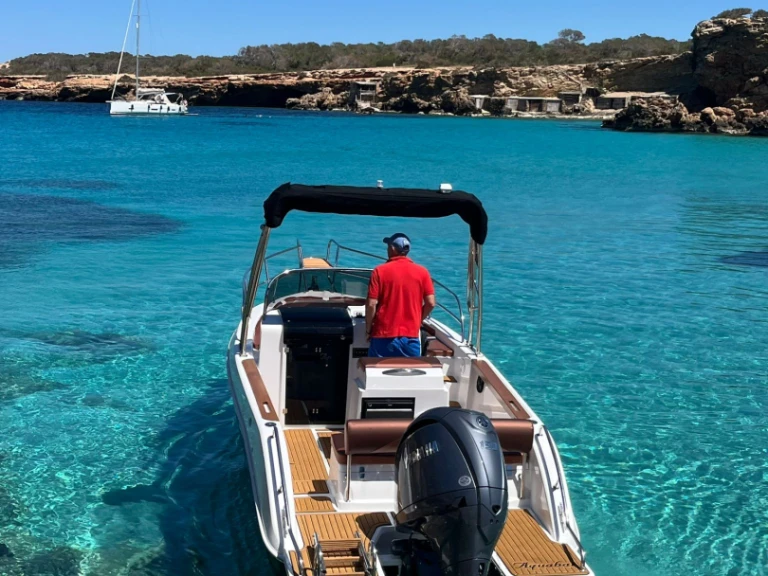 Barca a motore a noleggio a Sant Antoni de Portmany al miglior prezzo