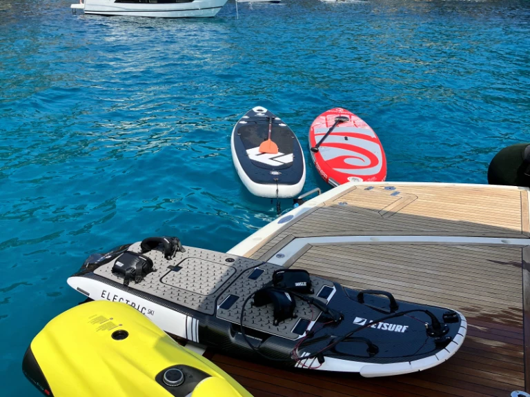 Yacht di lusso a noleggio a Antibes al miglior prezzo