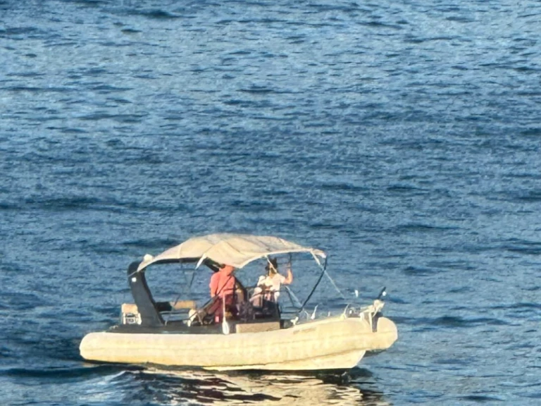 Gommone a noleggio a Tivat al miglior prezzo