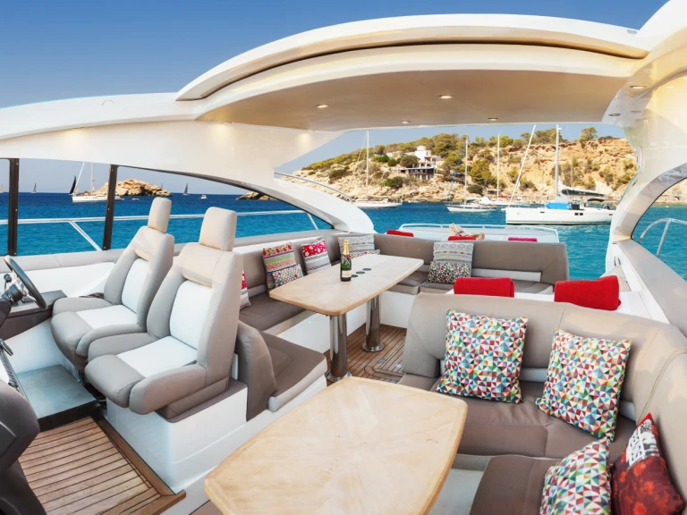 Barca a motore a noleggio a Marina Botafoch al miglior prezzo