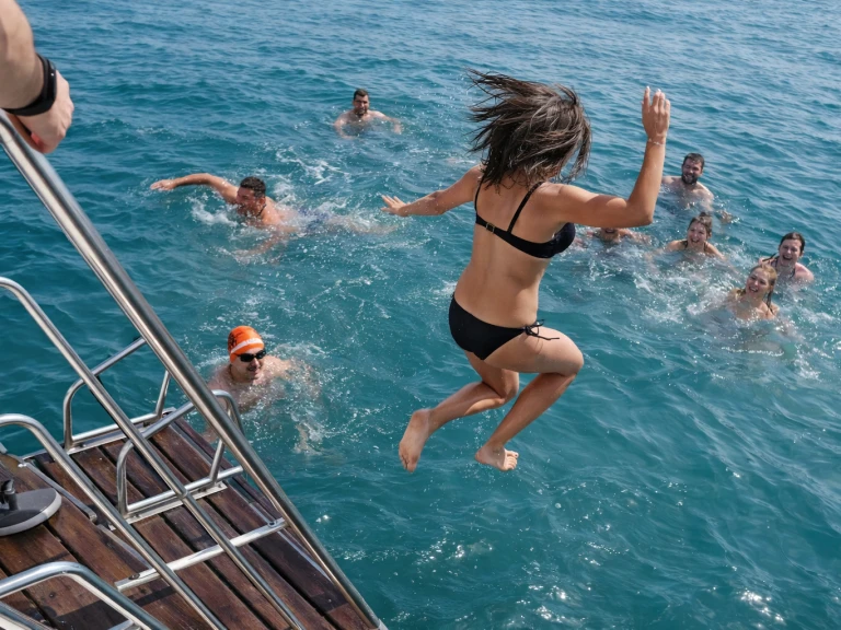 Catamarano a noleggio a Puerto Marina Benalmadena al miglior prezzo