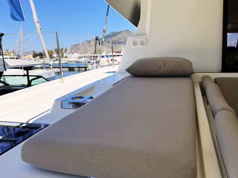 Noleggiare una Fountaine Pajot Elba 45 a Palermo