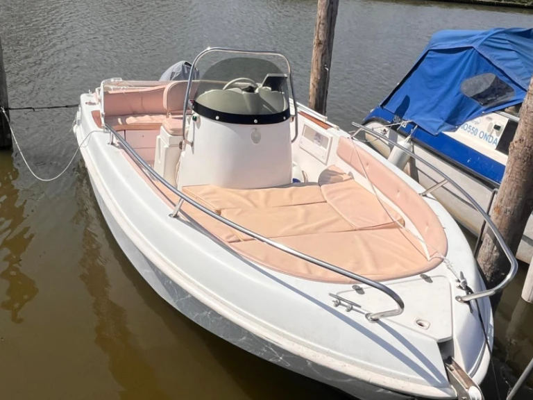 Noleggio Barca a motore Elan con patente nautica