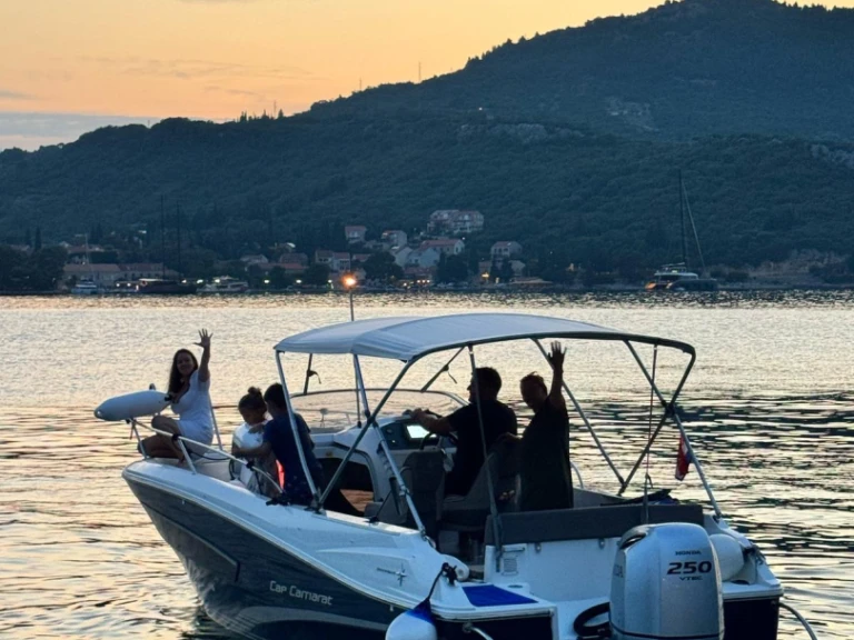 Noleggio Barca a motore Jeanneau con patente nautica