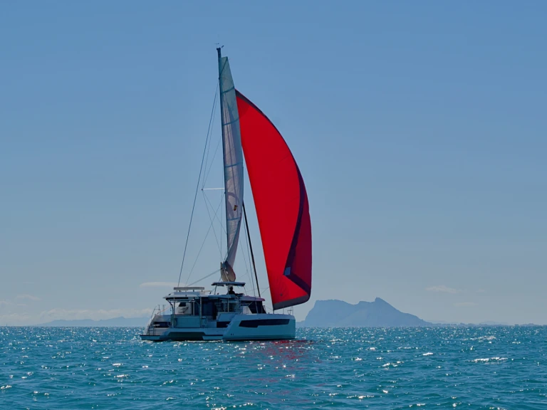 Catamarano a noleggio a Puerto Sotogrande al miglior prezzo