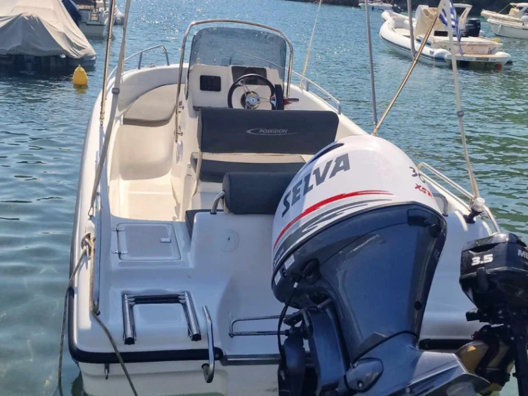 Noleggiare una Poseidon BLU WATER 185 a Laganás