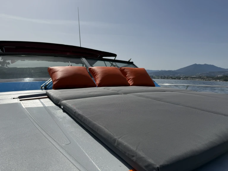 Noleggiare una Ferretti Altura 47 a Marbella
