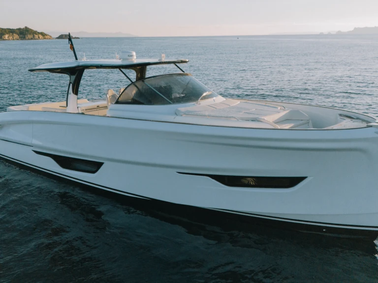Noleggio Yacht di lusso Solaris Power con patente nautica
