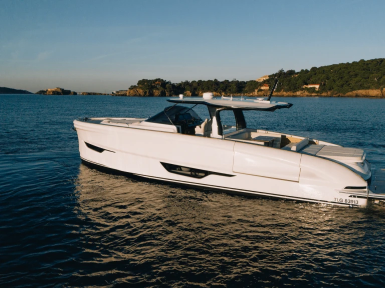 Noleggiare una Solaris Power Solaris Power Coupé 52 a Port Grimaud