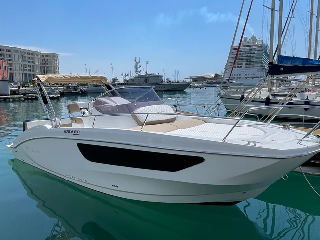 Barca a motore a noleggio a Porto di Salerno al miglior prezzo