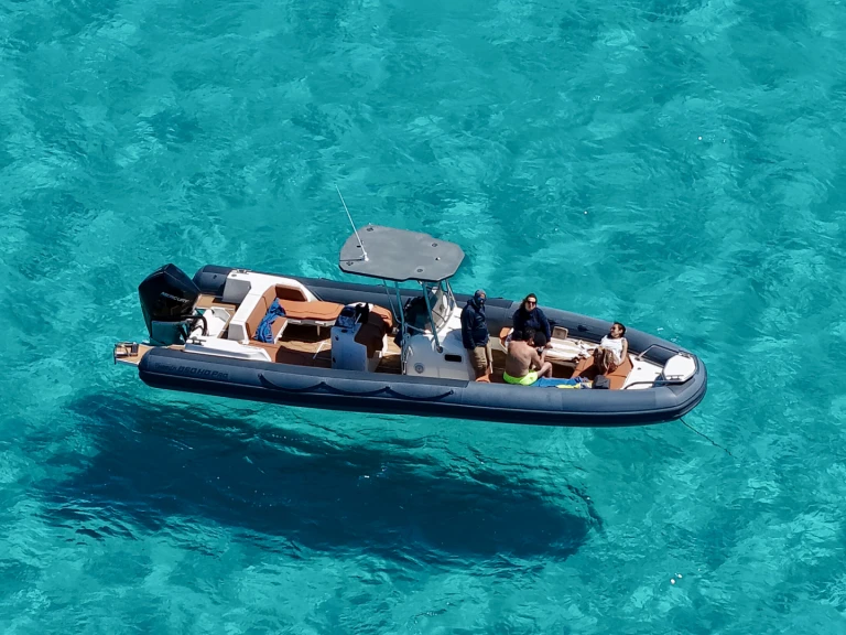 Gommone a noleggio a Porto di Stintino al miglior prezzo