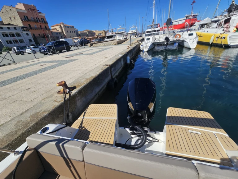 Noleggiare una Quicksilver Activ 755 Sundeck a Propriano