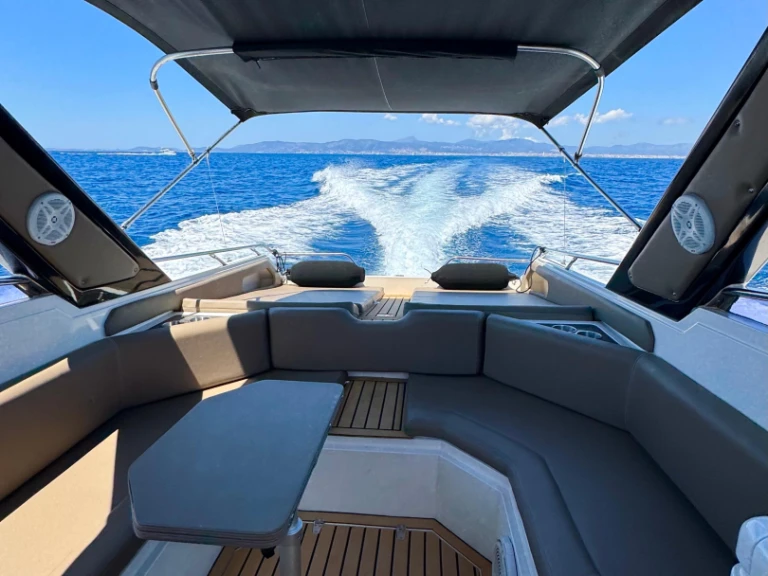 Noleggio Barca a motore Sunseeker con patente nautica