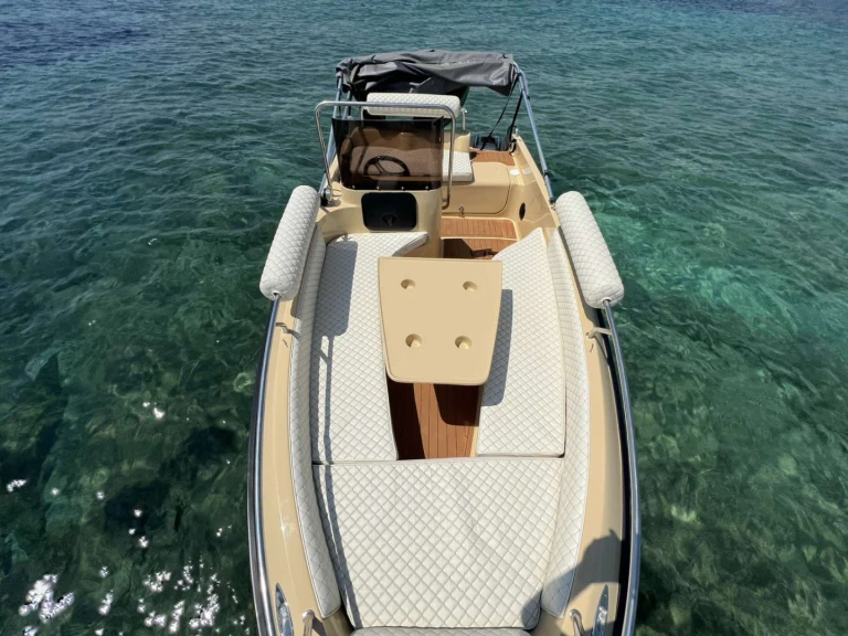 Noleggio Barca a motore con o senza skipper ISATEK TEKNE a Glyfáda