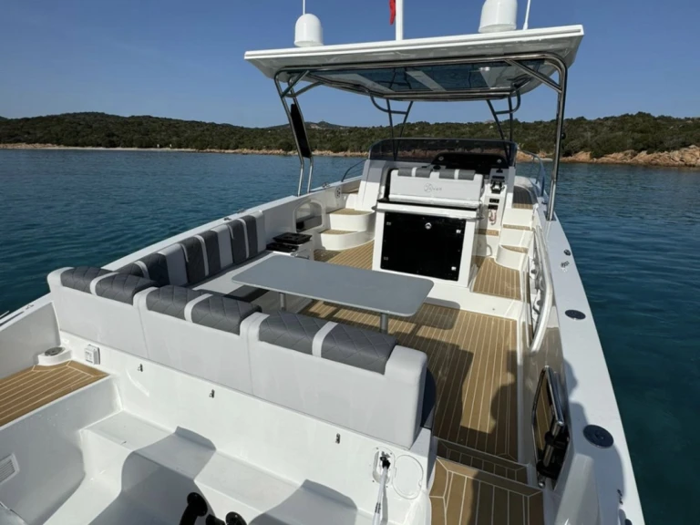 Barca a motore a noleggio a Marina di Portisco al miglior prezzo