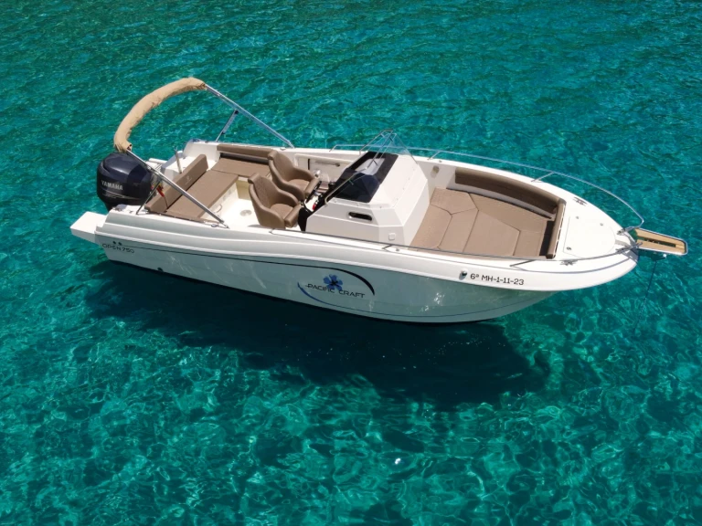 Noleggio Barca a motore Pacific Craft con patente nautica