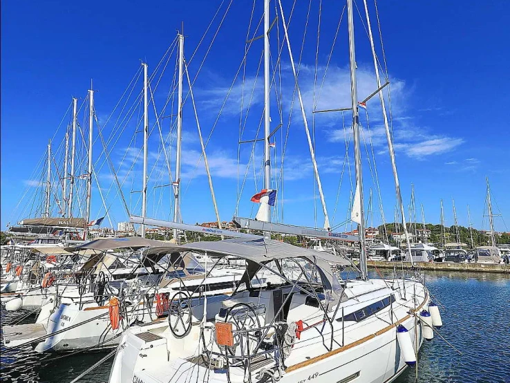 Noleggio Barca a vela Jeanneau con patente nautica