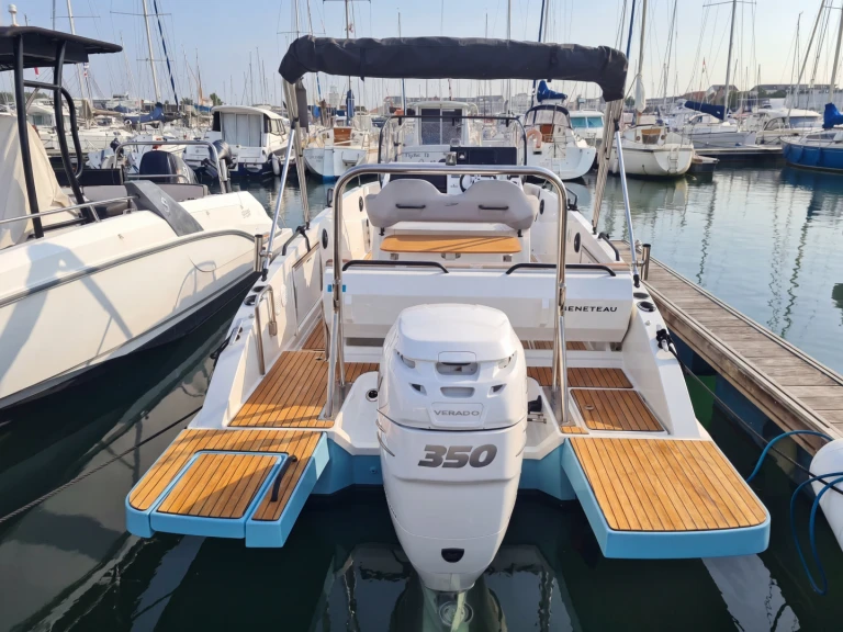 Noleggiare una Bénéteau Flyer 8 SPACEdeck a Les Sables-d'Olonne