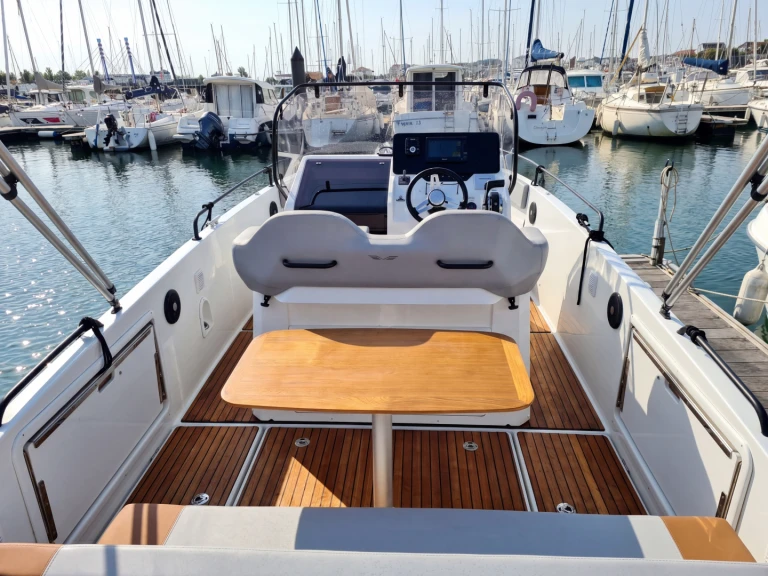 Noleggio Barca a motore Bénéteau con patente nautica