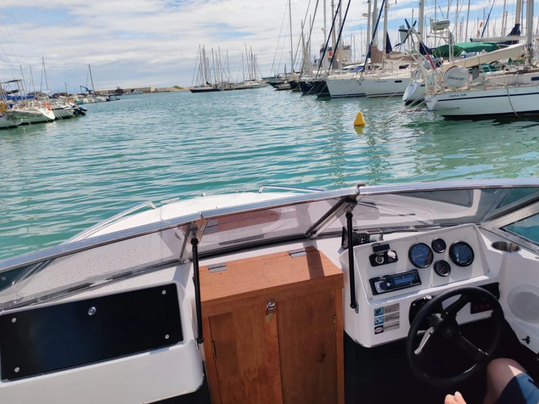 Barca a motore a noleggio a Vilanova i la Geltrú al miglior prezzo