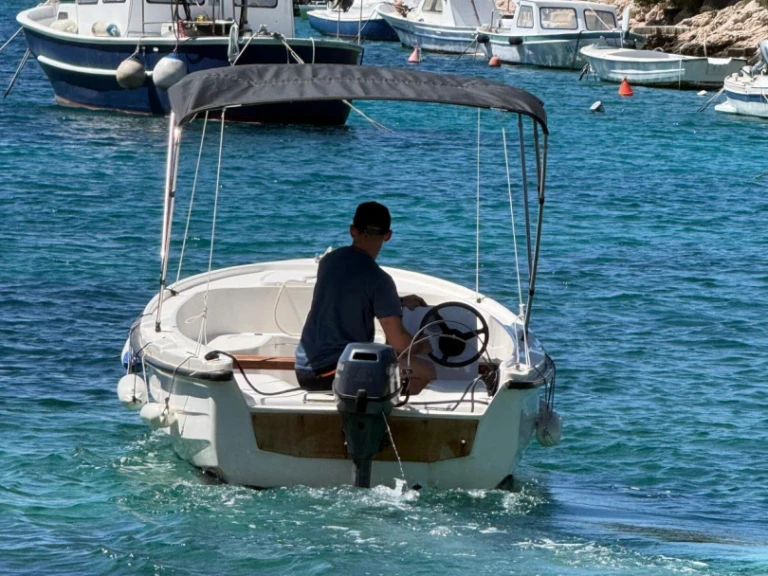 Noleggiare una Adria Adria10 a Lesina (Hvar)