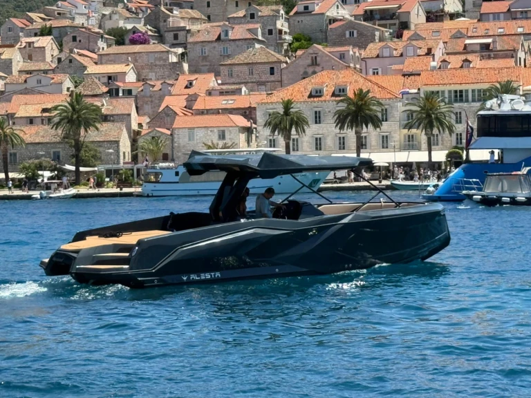 Barca a motore a noleggio a Lesina (Hvar) al miglior prezzo