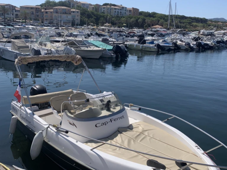 Noleggiare una B2 Marine Cap Ferret 552 Sun Deck a Six-Fours-les-Plages
