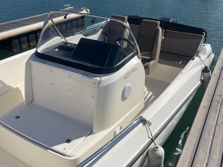 Noleggiare una Quicksilver Activ 605 Open a Marsiglia