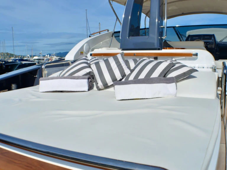 Noleggiare una Riva Virtus 63 a Saint-Tropez