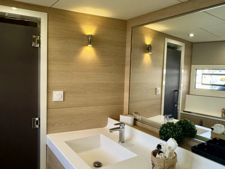Noleggio Catamarano Aventura yachts con patente nautica