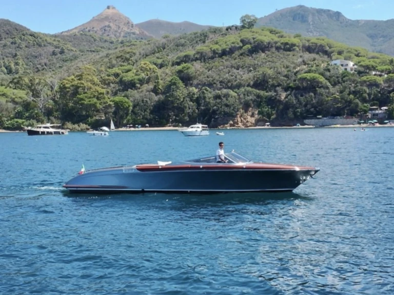 Noleggio Barca a motore Riva con patente nautica