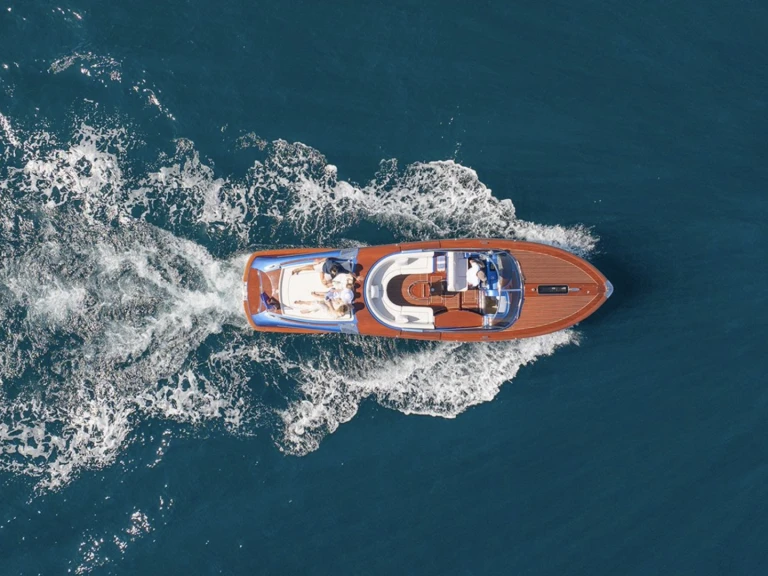 Barca a motore a noleggio a Port de Saint Tropez al miglior prezzo