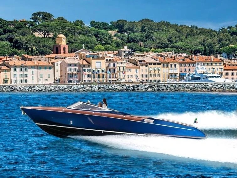 Barca a motore a noleggio a Port de Saint Tropez al miglior prezzo