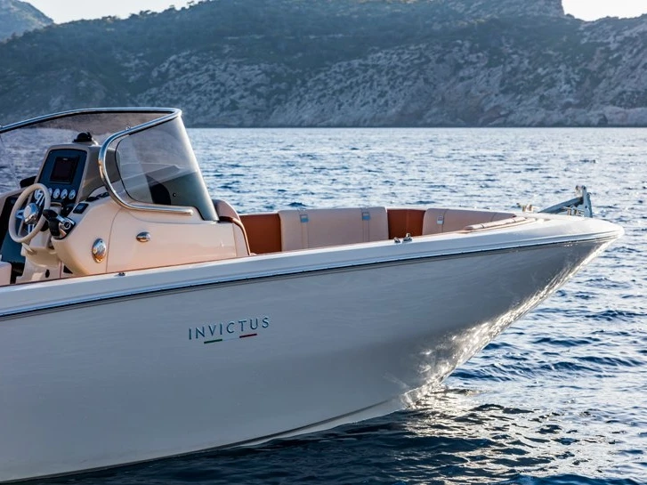 Noleggio Barca a motore Invictus  con patente nautica