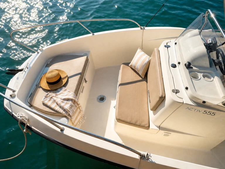 Noleggiare una Quicksilver Activ 555 Open a Port-Camargue