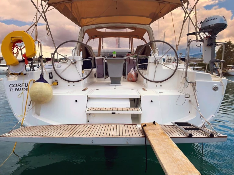 Noleggiare una Bénéteau Oceanis 41.1 a Álimos