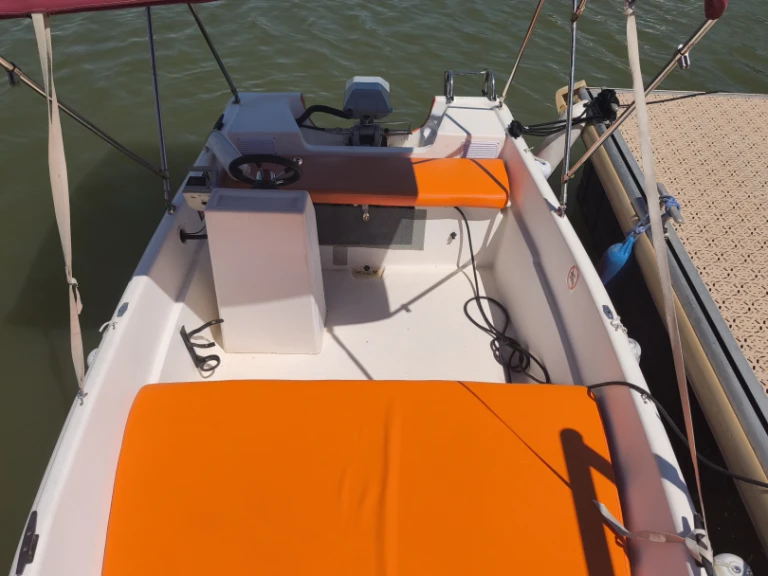 Noleggiare una Naval plastica Livia 450 a Istres