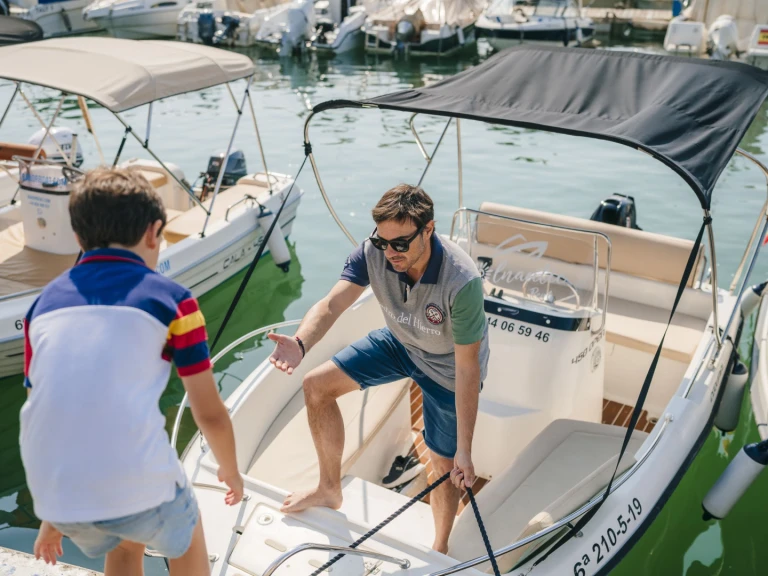 Noleggio Barca a motore con o senza skipper Karel a Benalmádena