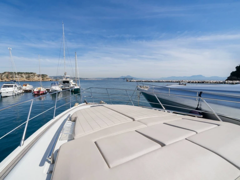 Noleggio Yacht di lusso Azimut con patente nautica