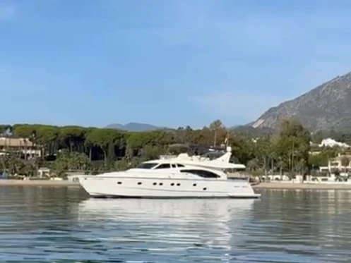 Noleggio Yacht di lusso Ferretti con patente nautica