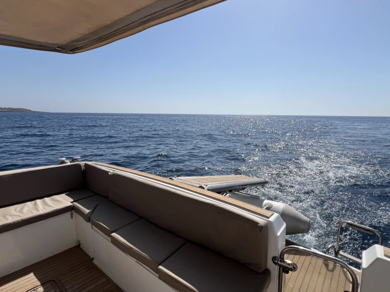 Noleggiare una Azimut Azimut 37 Fly a Marzamemi